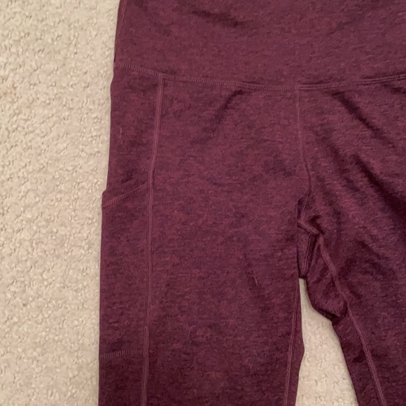Burgundy leggings with side pockets. - Picture 2 of 3